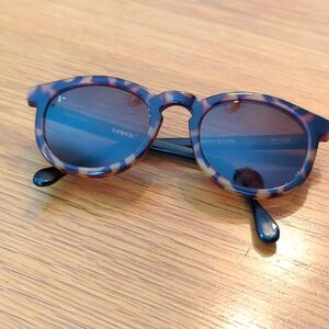 Tortoiseshell wayfarer style sunglasses
